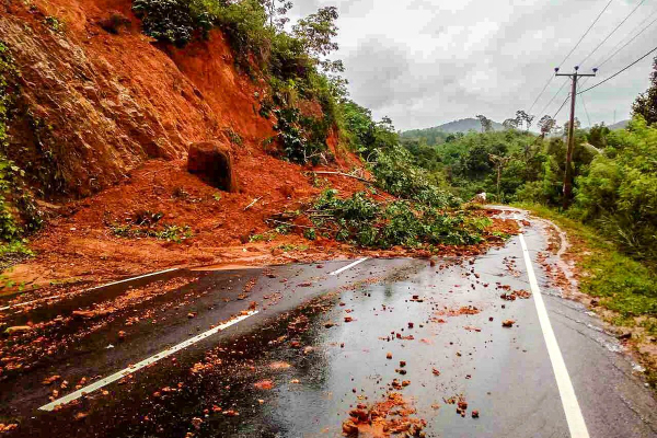 இலங்கையில் நிலவும் சீரற்ற வானிலை காரணமாக பல மாவட்டங்களுக்கு விடுக்கப்பட்ட மண்சரிவு அபாய முன்னெச்சரிக்கை மேலும் 24 மணித்தியாலங்களுக்கு நீடிக்கப்பட்டுள்ளது.
