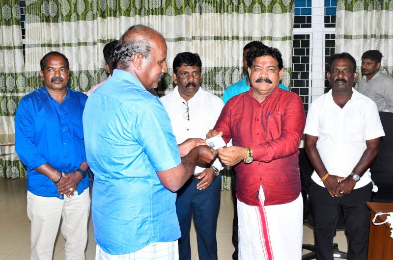 கிளிநொச்சியில் மீனவர்களுக்கு படகுகள், புதிய அடையாள அட்டைகள் வழங்கி வைப்பு